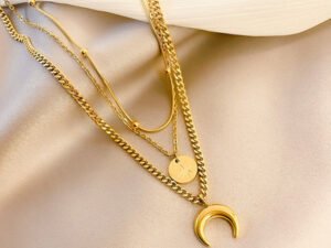 Collar dorado triple cadena con dije colgante de luna acero titanio