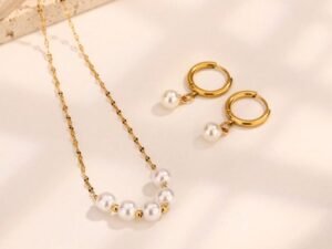 Set dorado con perlas colgantes blancas acero inoxidable chapado en oro