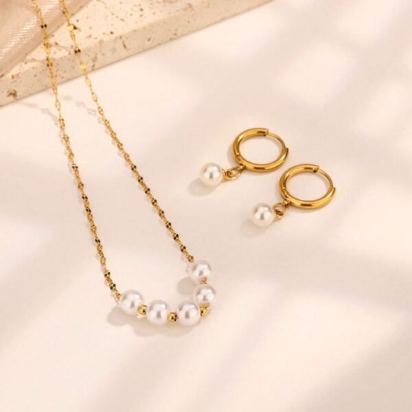 Set dorado con perlas colgantes blancas acero inoxidable chapado en oro