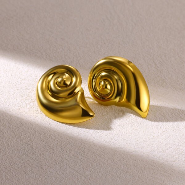 Aretes dorados en forma de caracol acero inoxidable chapado en oro 18k