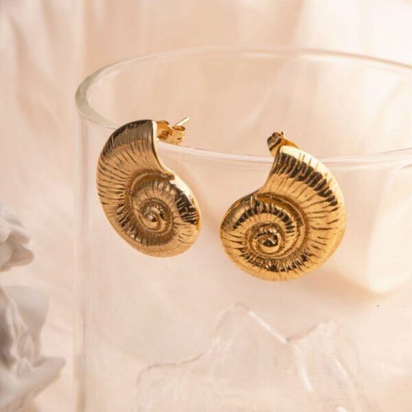 Aretes dorados en forma de caracol acero inoxidable chapado en oro 18k