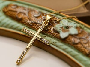 Collar dorado religioso cruz colgante con circonias y lisa acero inoxidable chapado en oro 18k
