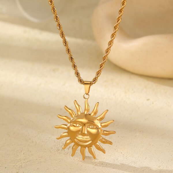 Collar dorado con dije colgante de sol acero inoxidable chapado en oro 18k