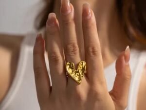 Anillo dorado en forma de corazón acero inoxidable
