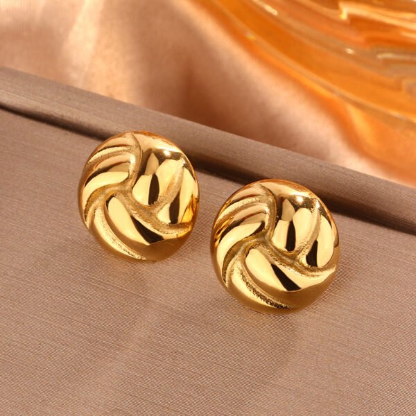 Aretes dorados media esfera con textura de acero inoxidable chapado en oro 18k