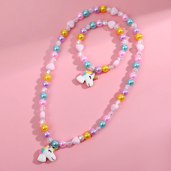 Set de niña con borlas de colores y dije de unicornio acrílico resina
