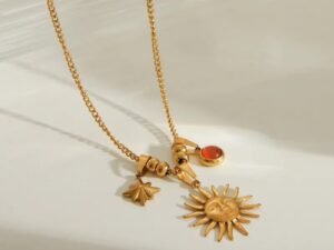 Collar dorado con borlas, sol y estrella de acero inoxidable chapado en oro 18k