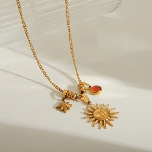 Collar dorado con borlas, sol y estrella de acero inoxidable chapado en oro 18k