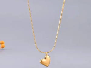 Collar dorado cadena delgada corazón liso acero titanio