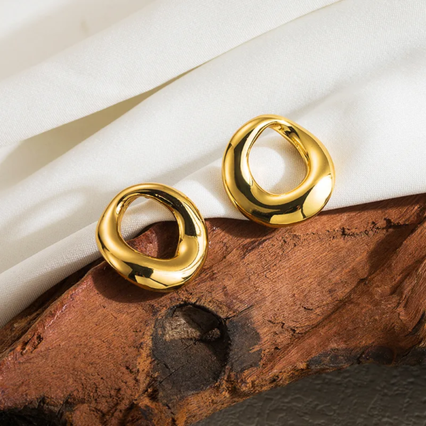 Aretes dorados silueta redonda acero inoxidable chapados en oro de 18k