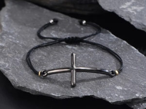 Pulsera negra ajustable hilo chino cruz negra acero inoxidable