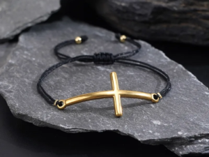 Pulsera negra ajustable hilo chino cruz dorada acero inoxidable