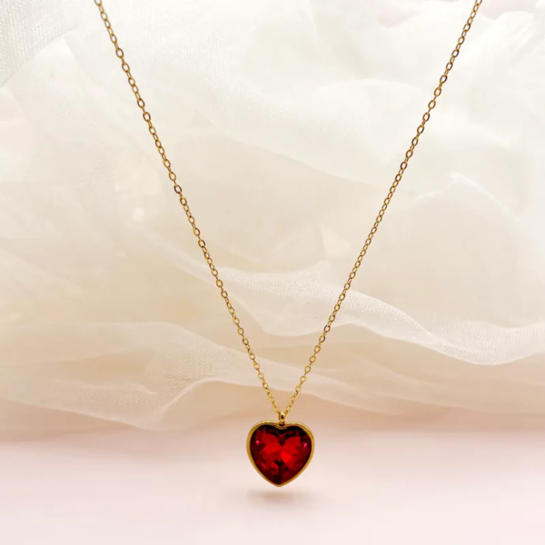 Collar dorado corazón rojo acero inoxidable chapado en oro de 14k