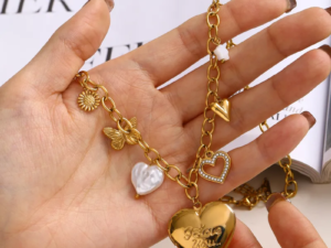 Collar dorado chunky corazón relicario multi dijes acero inoxidable