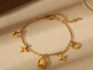 Pulsera dorada candado y charms Louis Vuitton acero inoxidable chapado en oro de 18k