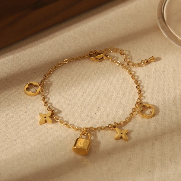 Pulsera dorada candado y charms Louis Vuitton acero inoxidable chapado en oro de 18k