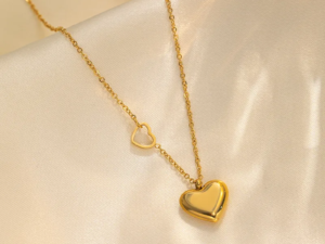 Collar dorado doble corazón ahuecado y liso acero titanio