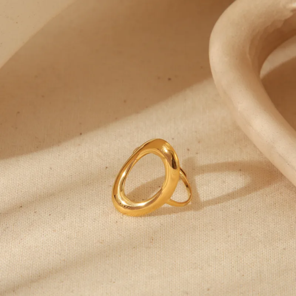 Anillo dorado ajustable ovalado ahuecado acero inoxidable chapado en oro de 14k