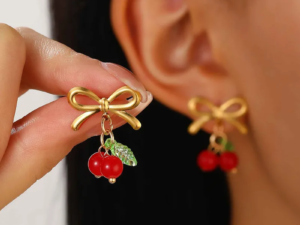 Aretes dorados moña cereza acero inoxidable chapado en oro