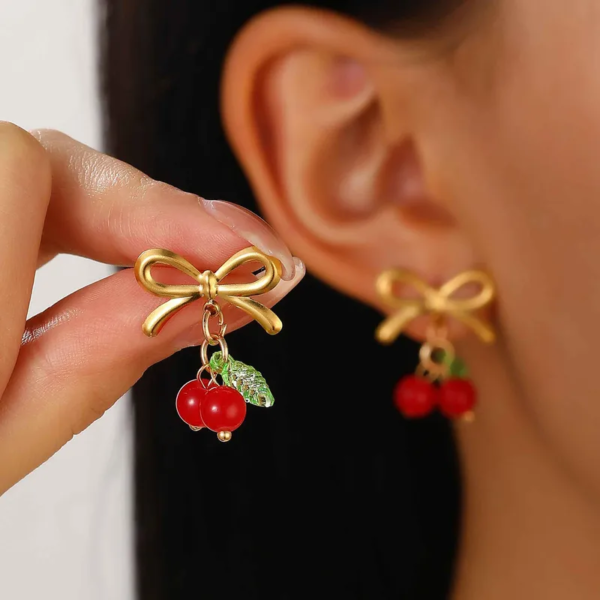 Aretes dorados moña cereza acero inoxidable chapado en oro