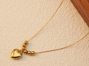 Cadena dorada cuentas y corazón liso Acero inoxidable chapada en oro de 18k
