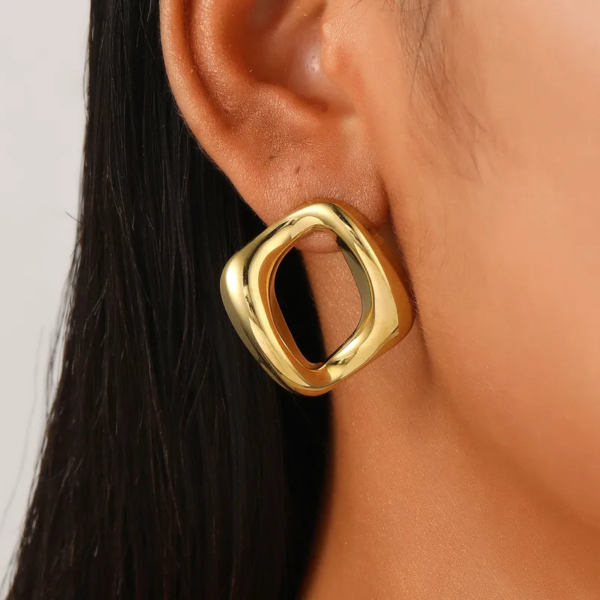 Aretes dorados rombo ahuecado Acero inoxidable chapada en oro de 18k