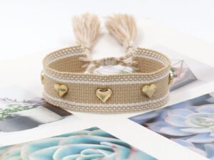 Pulsera artesanal beige corazones
