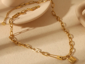 Collar dorado candado liso acero inoxidable chapado en oro de 18k