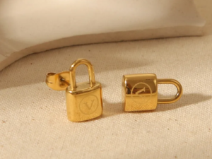 aretes candado Louis Vuitton acero inoxidable chapado en oro de 18k