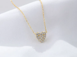 Collar dorado corazón pequeñoc con circonias incrustadas plata de ley 925