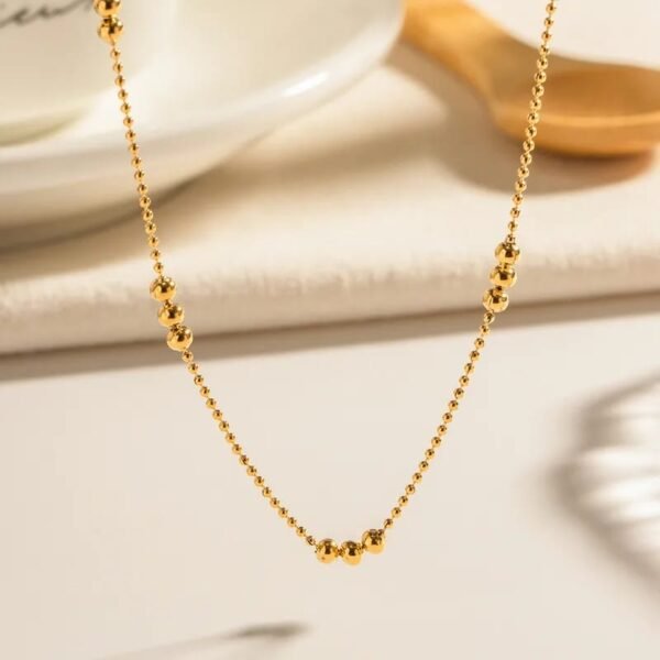 Collar dorado triple bolitas Acero inoxidable chapada en oro de 18k