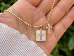 Collar dorado cruz nacar y cruz circonias Chapado en oro de 18k