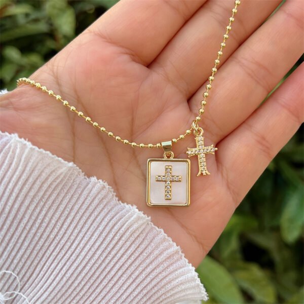 Collar dorado cruz nacar y cruz circonias Chapado en oro de 18k