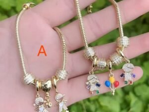 Pulsera dorada estilo pandora charms niño y niña Chapada en oro de 18k