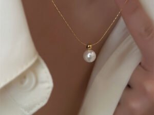 Collar dorado cola de ratón con perla acero titanio