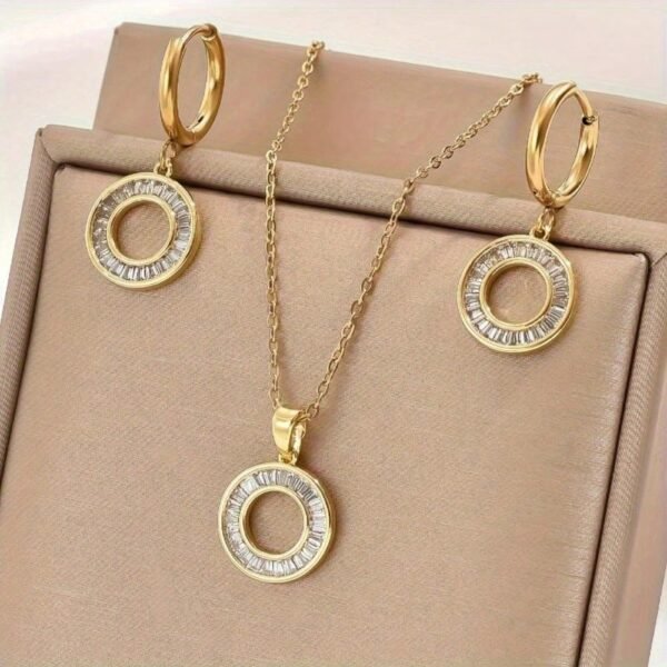 Set dorado circular con circonias rectangulares acero inoxidable