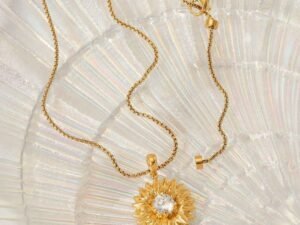 Collar dorado girasol liso crista en el centro acero inoxidable chapado en oro 16k