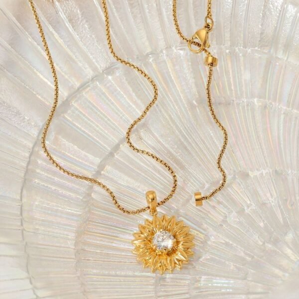 Collar dorado girasol liso crista en el centro acero inoxidable chapado en oro 16k