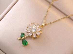 Collar dorado flor zirconias Acero titanio