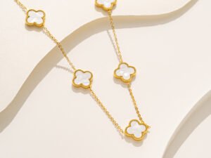 Collar dorado 5 encantos blancos Van Cleef Acero titanio