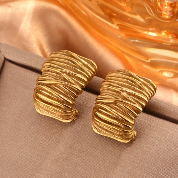Aretes dorados corrugados acero inoxidable