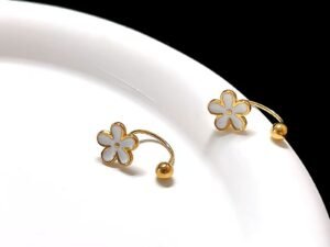 Aretes flor estilo teléfono cierre de rosca acero inoxidable chapado en oro 18k