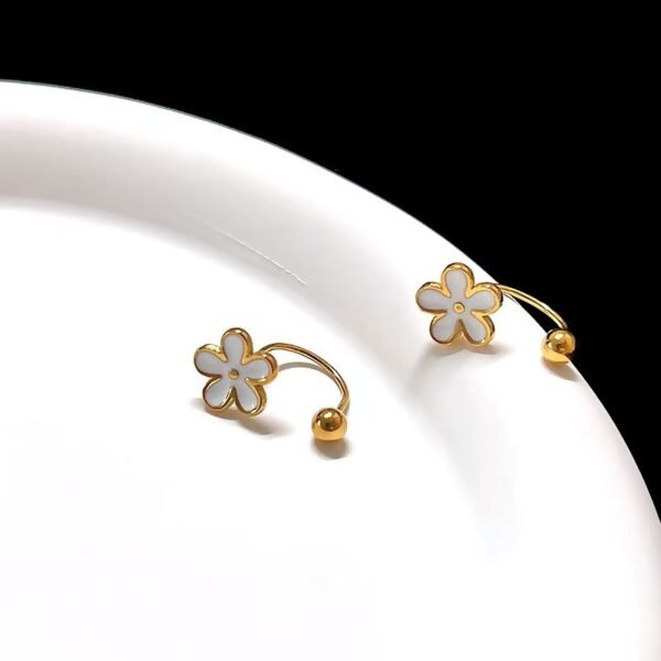 Aretes flor estilo teléfono cierre de rosca acero inoxidable chapado en oro 18k