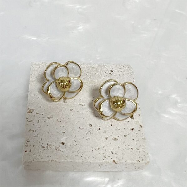 Aretes flor blanca esmaltada acero inoxidable
