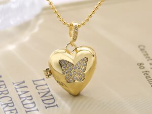 Collar relicario corazón mariposa Chapa en oro de 18k