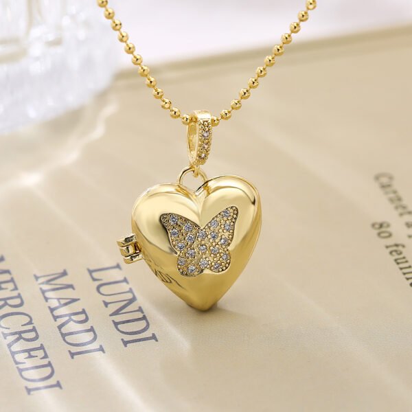 Collar relicario corazón mariposa Chapa en oro de 18k
