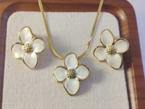 Set flor blanca cadena snake Acero inoxidable chapado en oro 18k