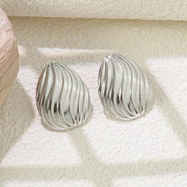 Aretes plateados ovalados lineas curveadas Acero inoxidable