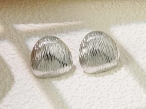 Aretes plateados lineas rectas acero inoxidable