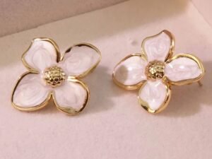 Aretes blancos cuatro petalos esmaltados acero inoxidable